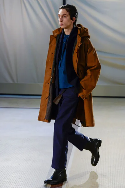 Look 16